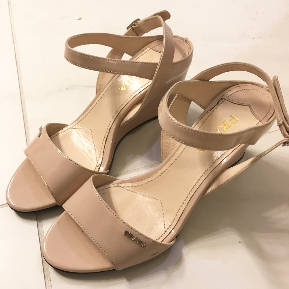 prada nude wedge sz 6